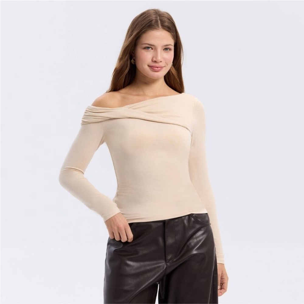 NEW WITH TAGS Medium a new day Off-Shoulder Long Sleeve Cream Top